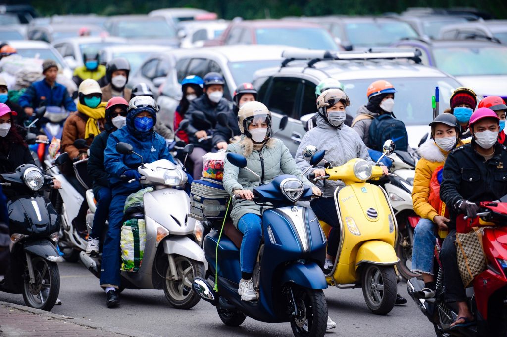 Việt Nam là đất nước của xe máy, mỗi xe đi kèm 1-2 mũ bảo hiểm