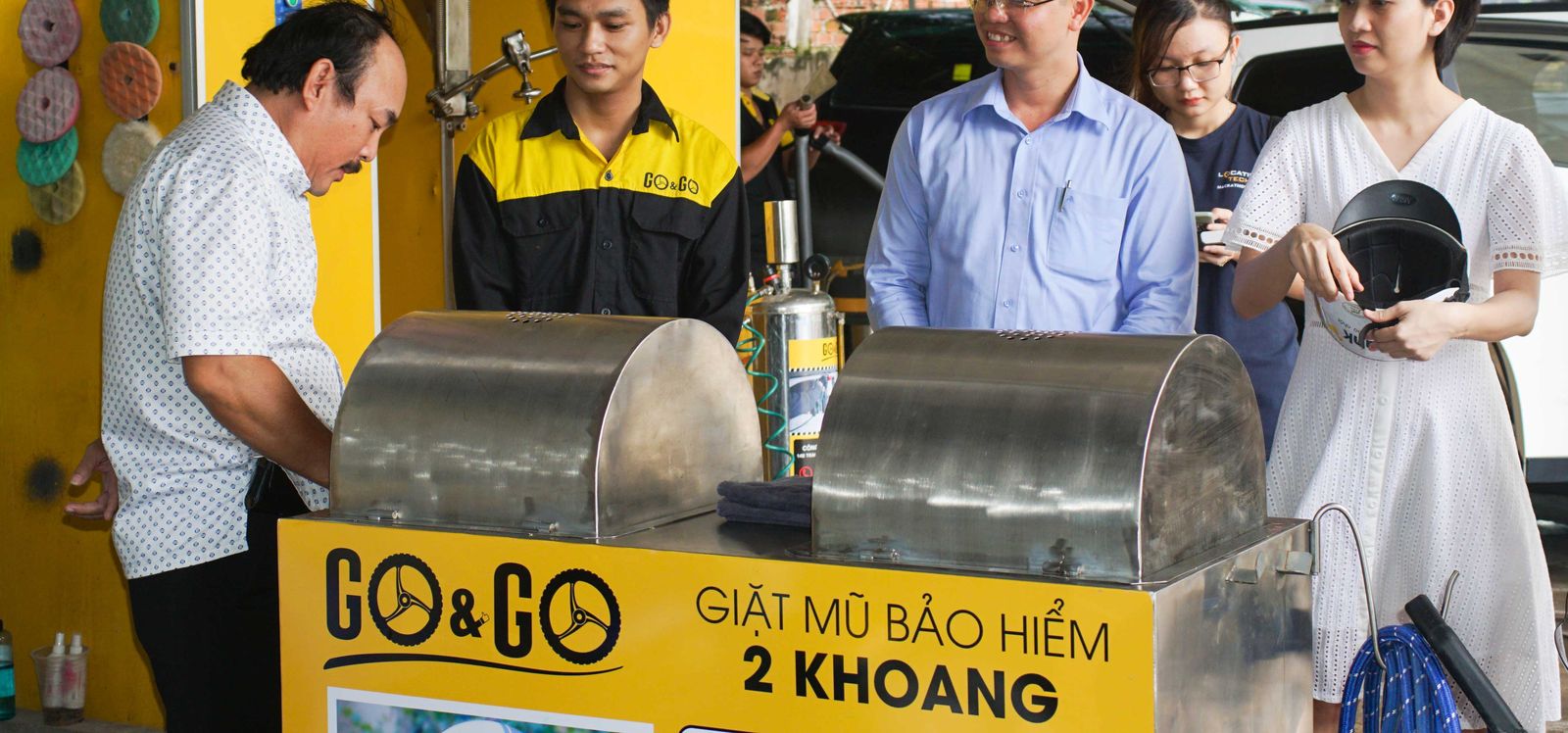 Khách hàng giặt thử mũ bảo hiểm trên máy GO&GO 2 khoang
